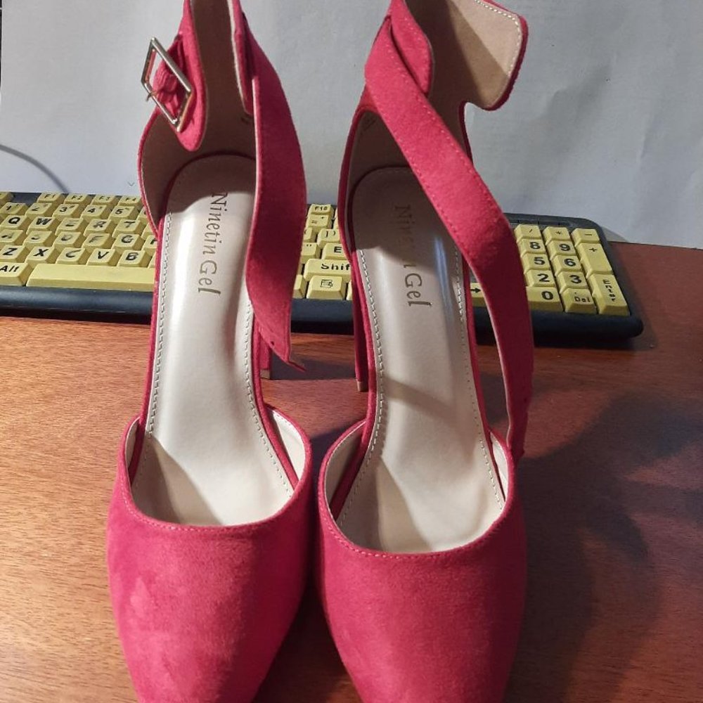New With Box! Ninetin Gel High Chunky Heel Pointed Closed Toe Pump Red Sz9
